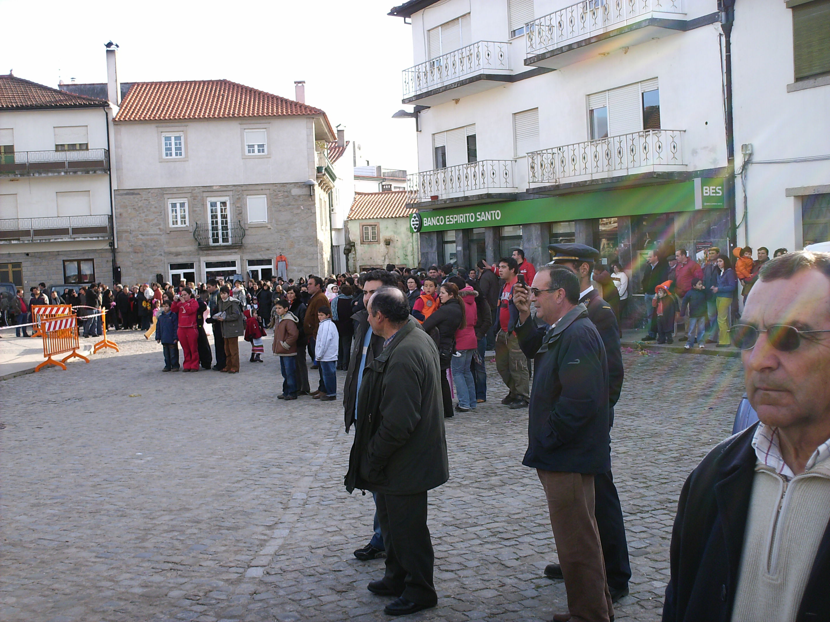 Havia bastante gente à espera do cortejo do carnaval 2008