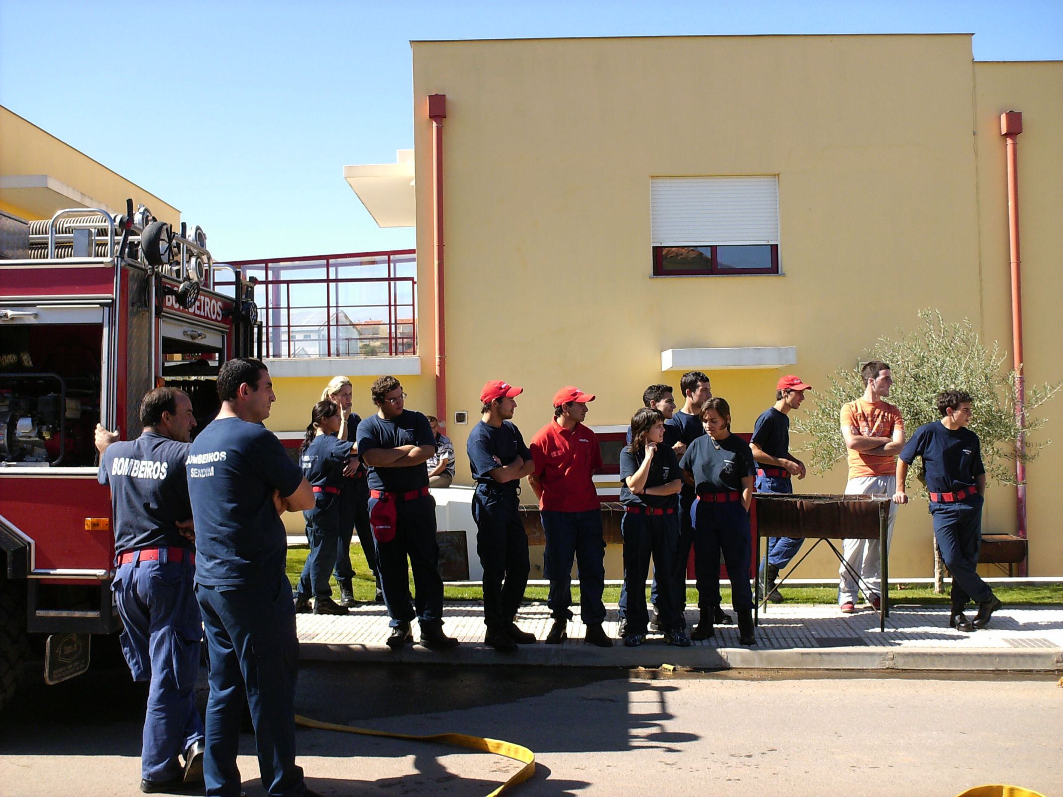 Grupo a ver o exame dos novos bombeiros
