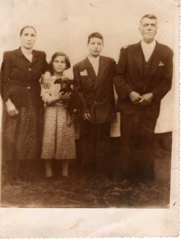 Ti Amelia Rola, Lúcia Carção (França), Manuel Rolo (Brasil) e Tio José Rolo. Apenas a Lúcia é viva.