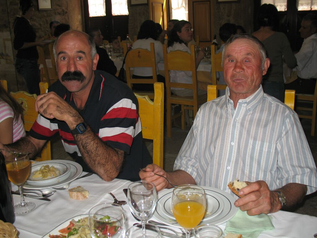 Jorge Paxareiro em companhia do sogro, Sr Abílio Churdico. Ambos satisfeitos!