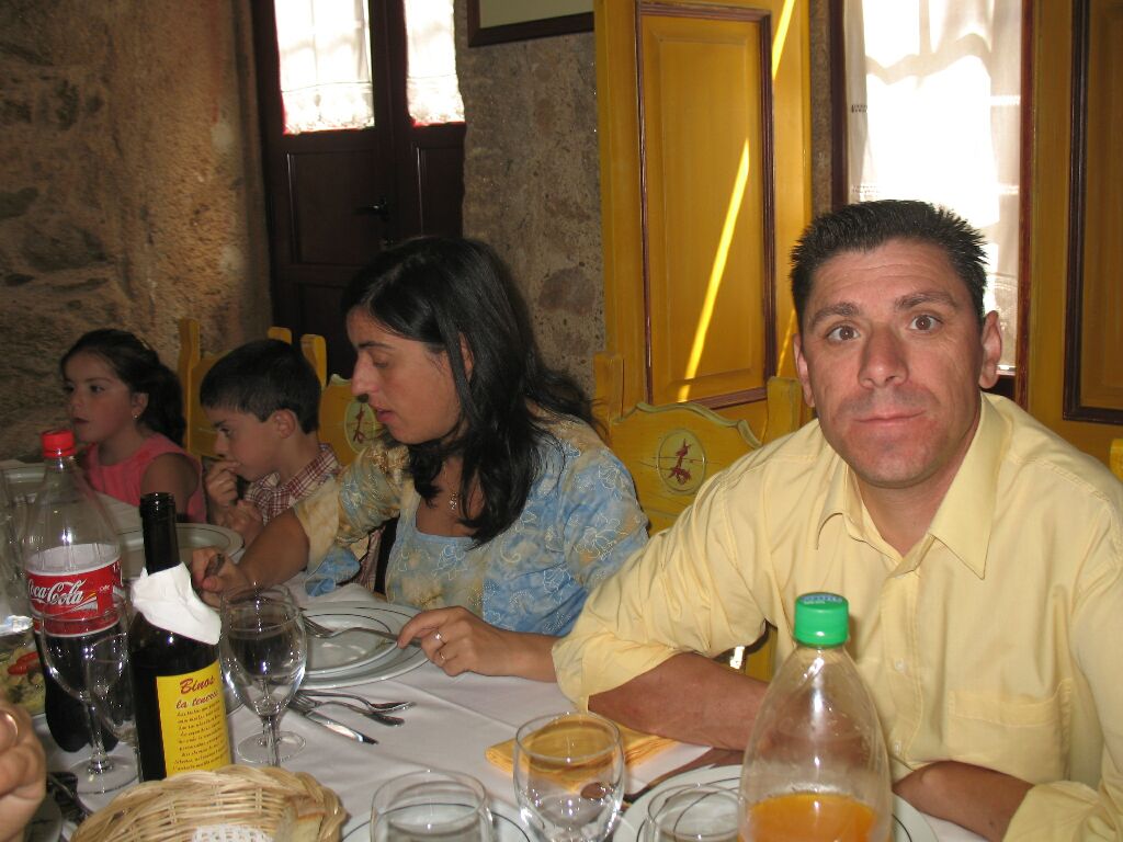 O filho com a mulher e a família.