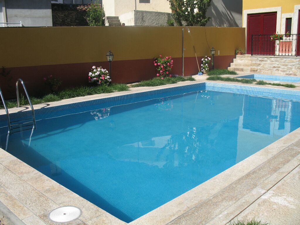 Era um dia de sol... A piscina, obviamente, chamou toda a nossa atenção! Mas quem se tinha lembrado de trazer…