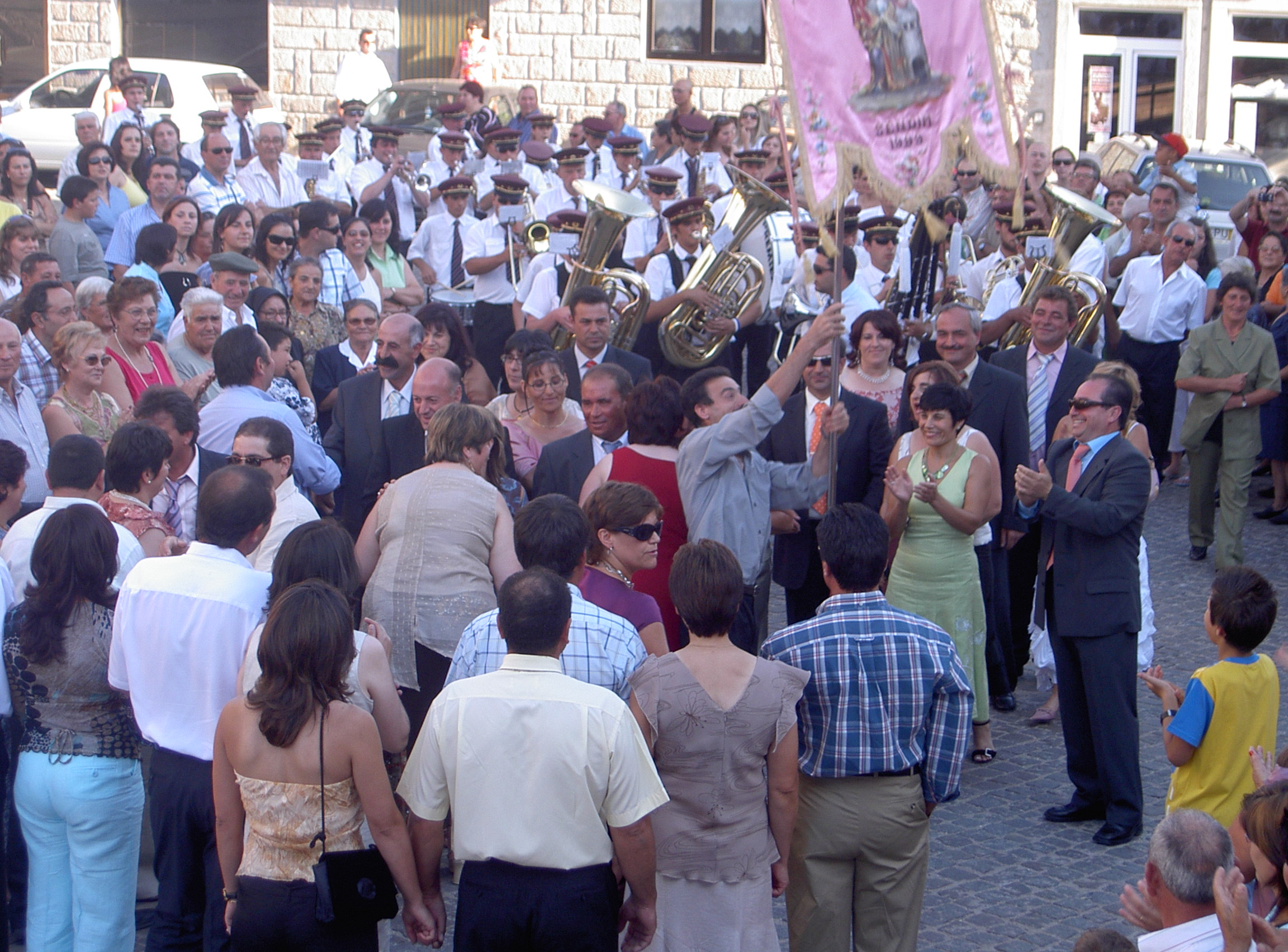 Os novos mordomos recebem a festa é uma das cerimónias mais bonitas e que tem sempre muita gente.