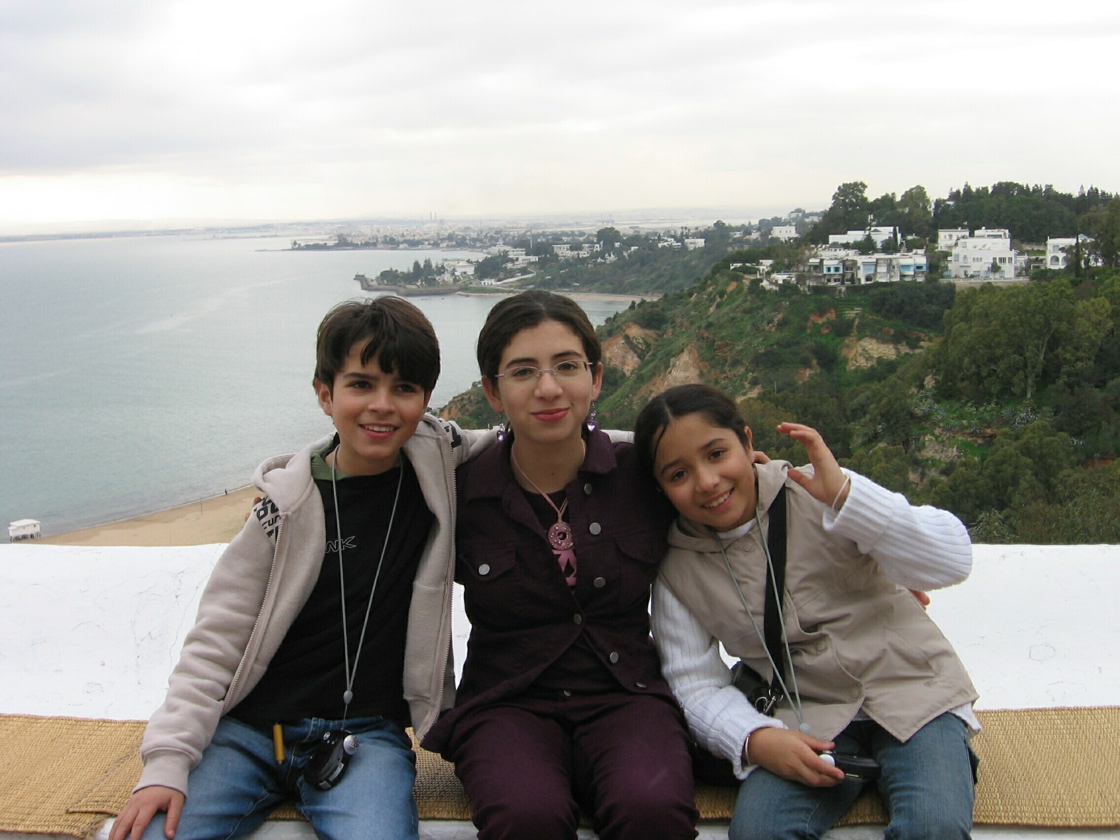 Três Sendineses na Tunísia (Sidi Bou Saïd à beira do Mediterrâneo),Fev. 2006: Alexandre, Meriem e Ana sofia…