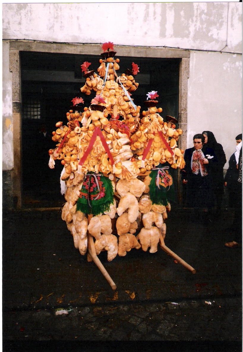 O Ramo. Depois de alguns anos sem ser feito, juntaram 4 rapazes e 4 rapazas e fez-se outa vez