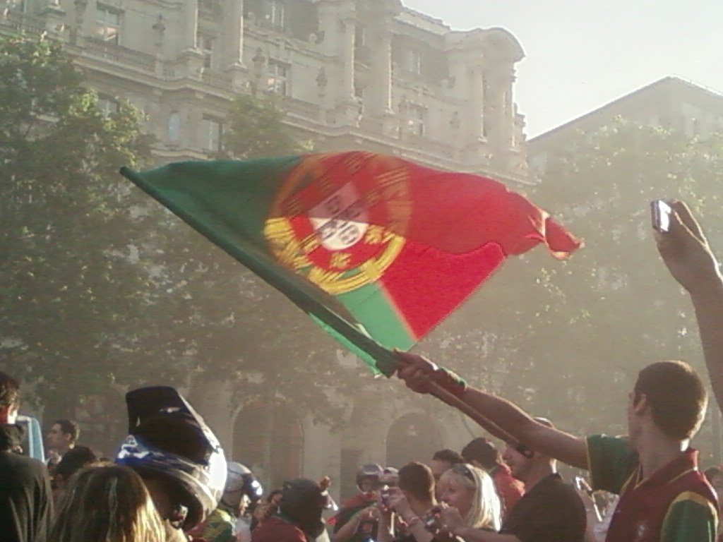 Ontem o PORTUGAL ganho... Os portugueses de PARIS foram para os CHAMPS ELYSEES