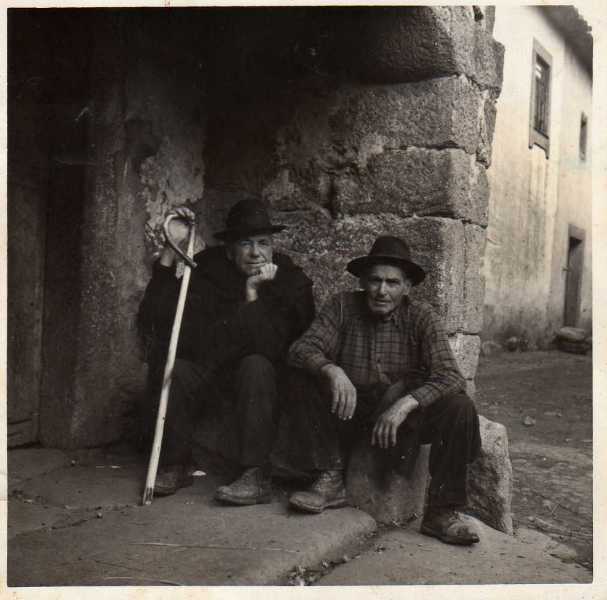 Tio José Rolo e tio José Patatero embaixo da varanda dos Malhados, no Canzelo.