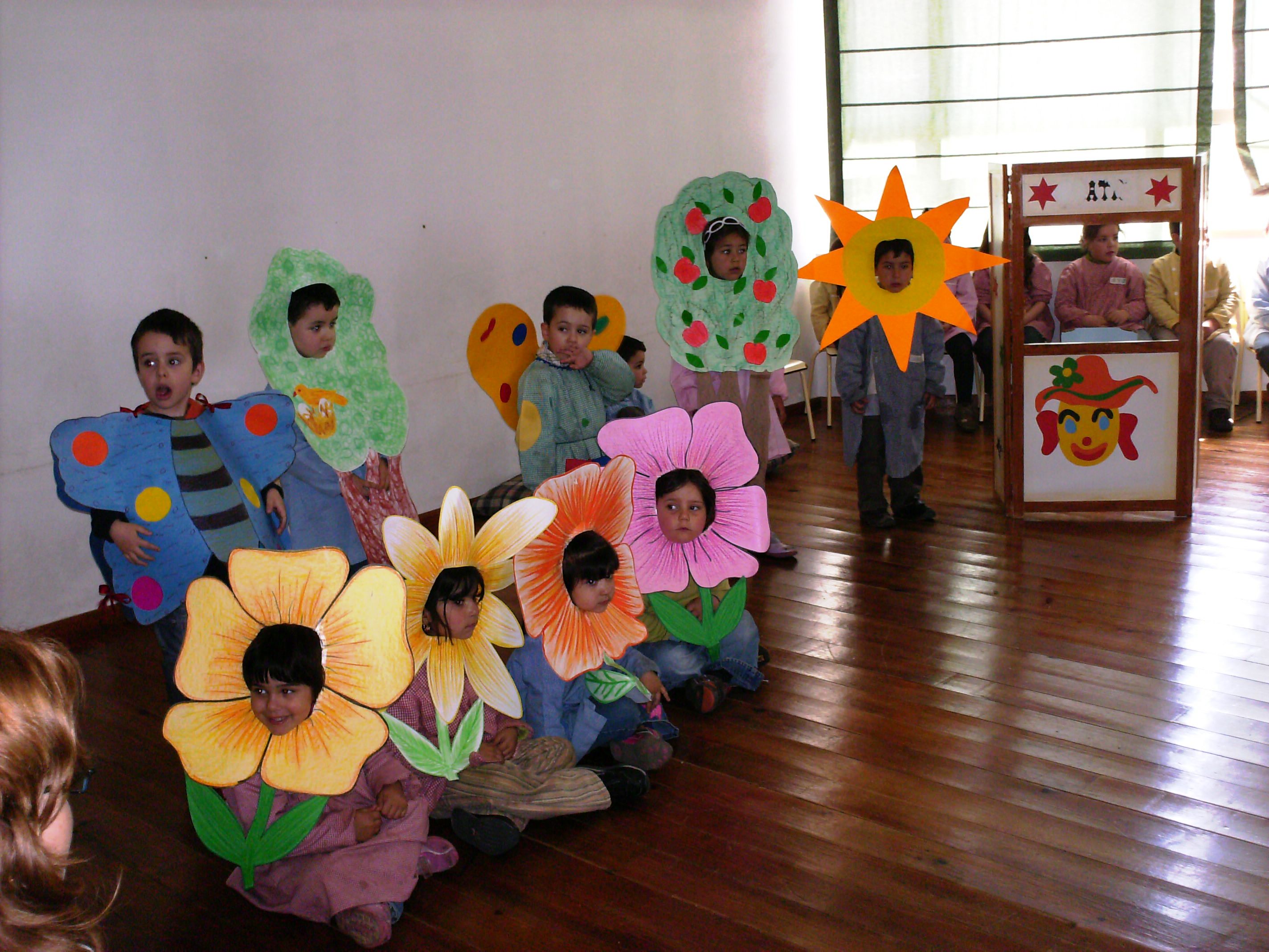 Os participantes na representação de uma peça teatral sobre os legumes, pelos alunos da escola infantil de…
