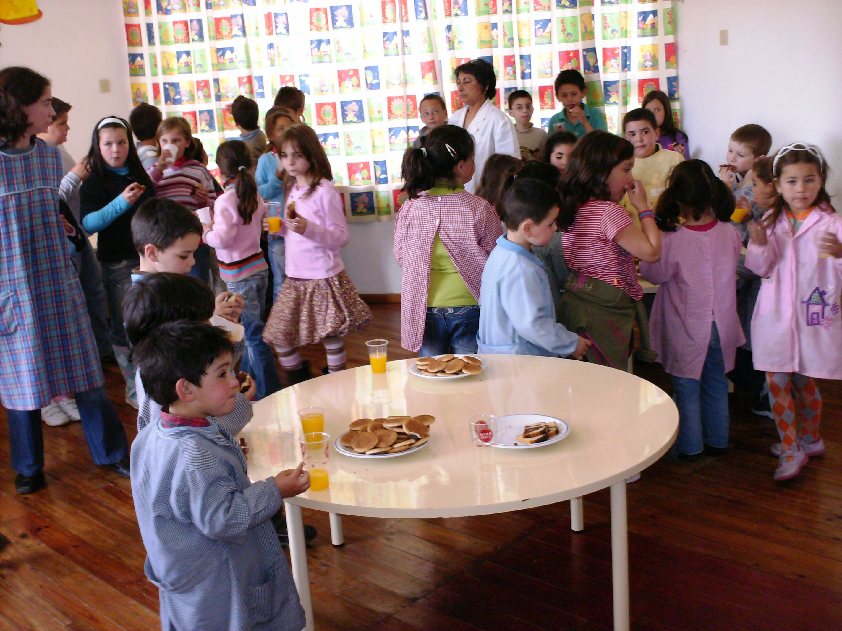 O convívio depois da representação teatral sobre os legumes, na escola infantil de Sendin.