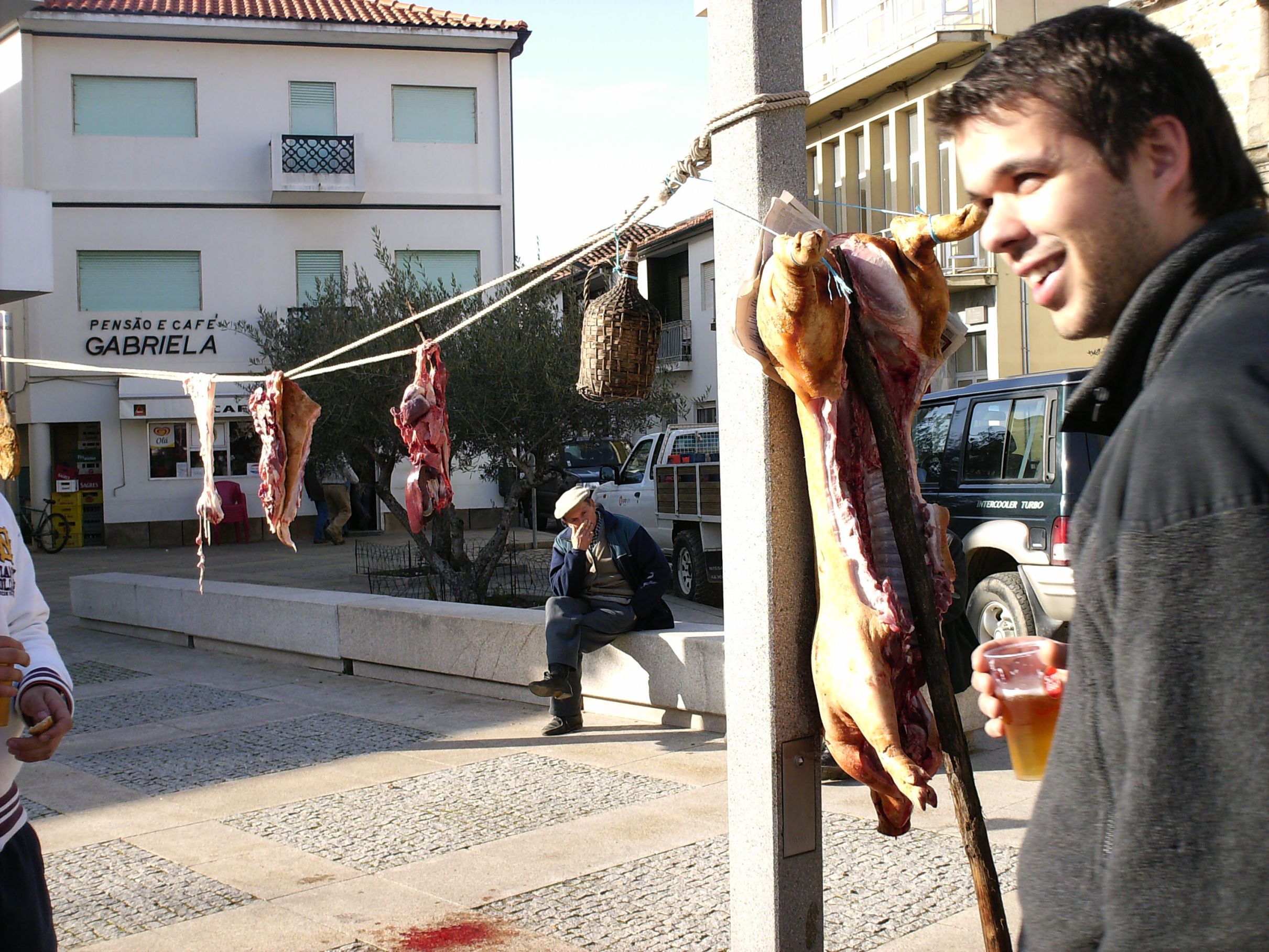 O porco na estaca e no fio a barbada, o unto e a fressura.