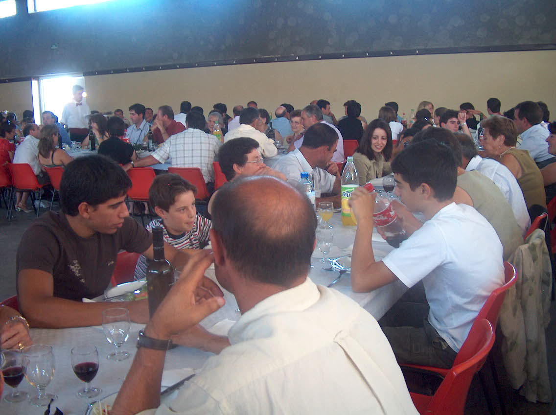 a mocidade de 54 festejando no salao de festas da Vila de Sendim