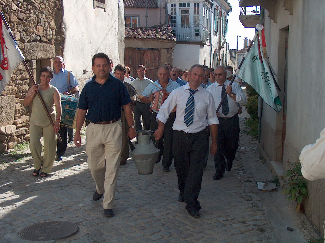 a festa continua dando volta as ruas da Vila de Sendim