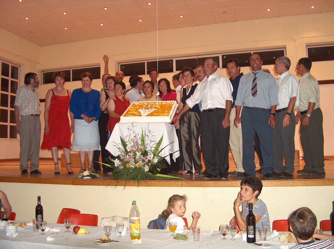 Cantando os parabens com o bolo