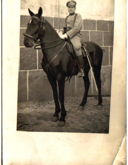 Da Vila de Sendim jovem militar comprindo cervicio na tropa em 1950