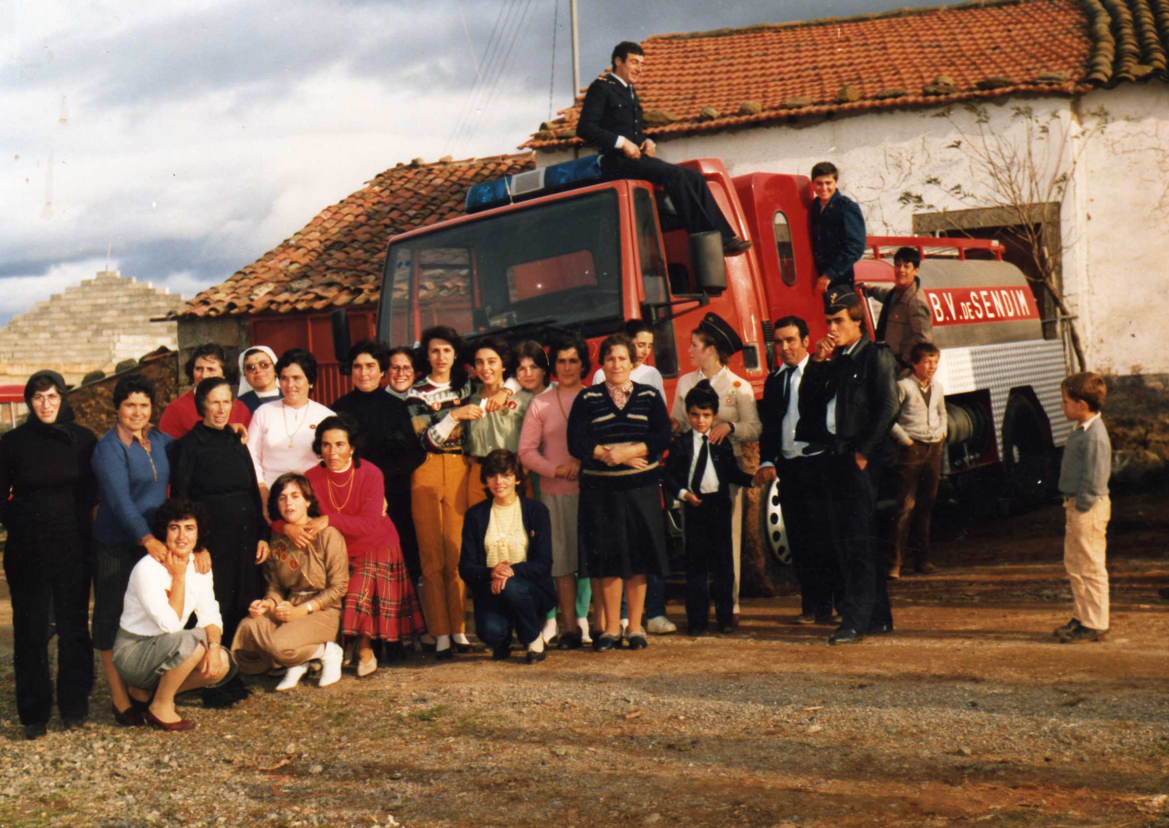 Primeiro autotanque dos Bombeiros de Sendim, junto ao antigo quartel, que era na moagem velha.