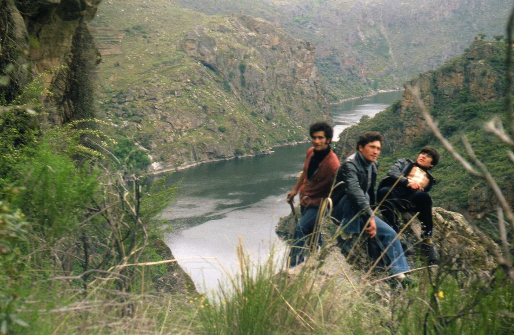 Hai mais de 20 años i l riu siempre fui lindo. Neste die bimus 6 cuneilhos alhi cerca a saltar i sin miedo.