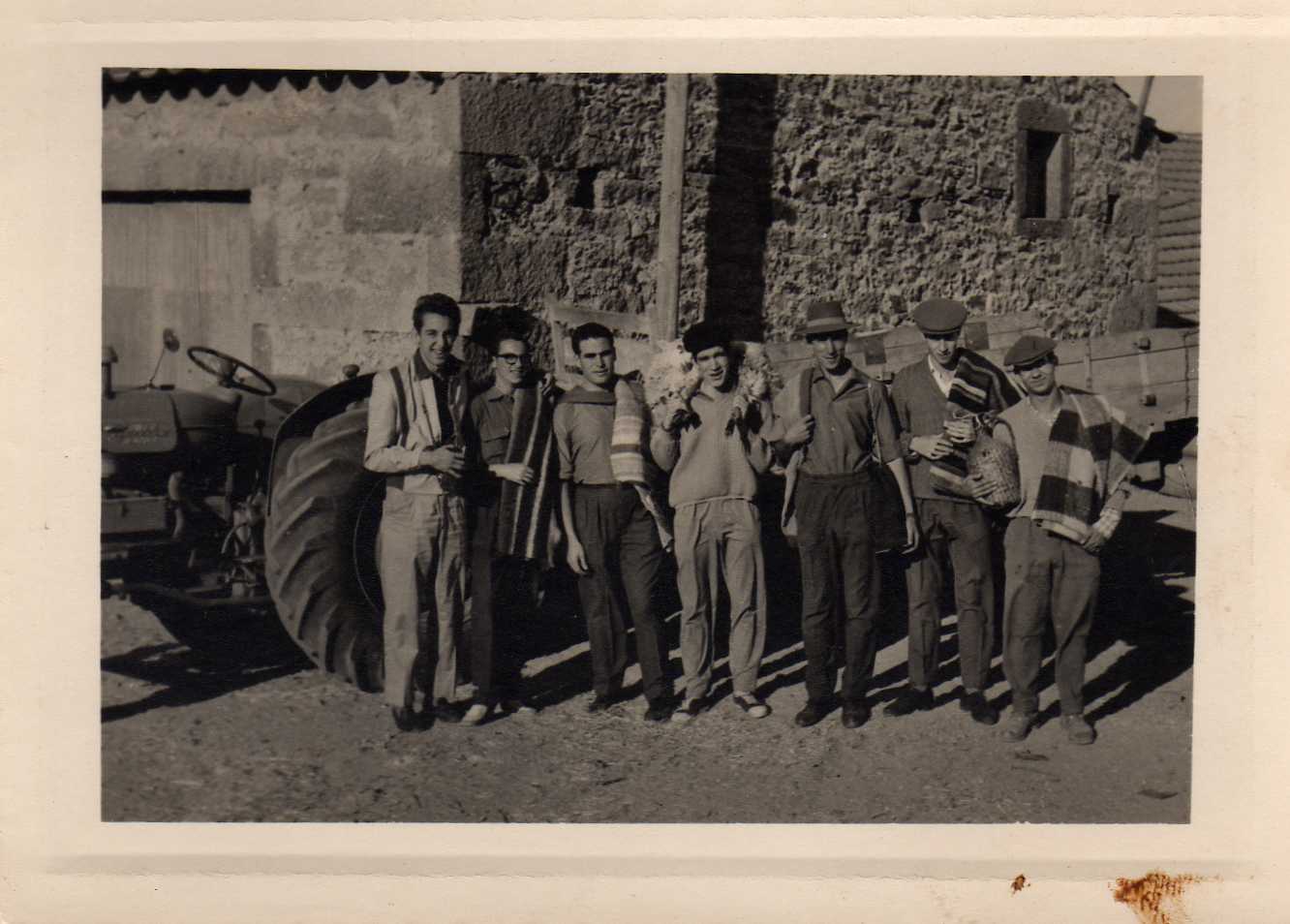 Hai quaije 40 años i yá ibamos pal riu. Lebabamos un cordeiro i todo. Mirai a ber se ls coinceis a todos.
