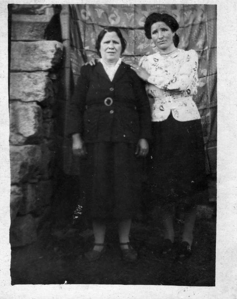 Ti Maria Santiago (antes de falecer era a mais velha de Sendim) e a filha Candida Machado.