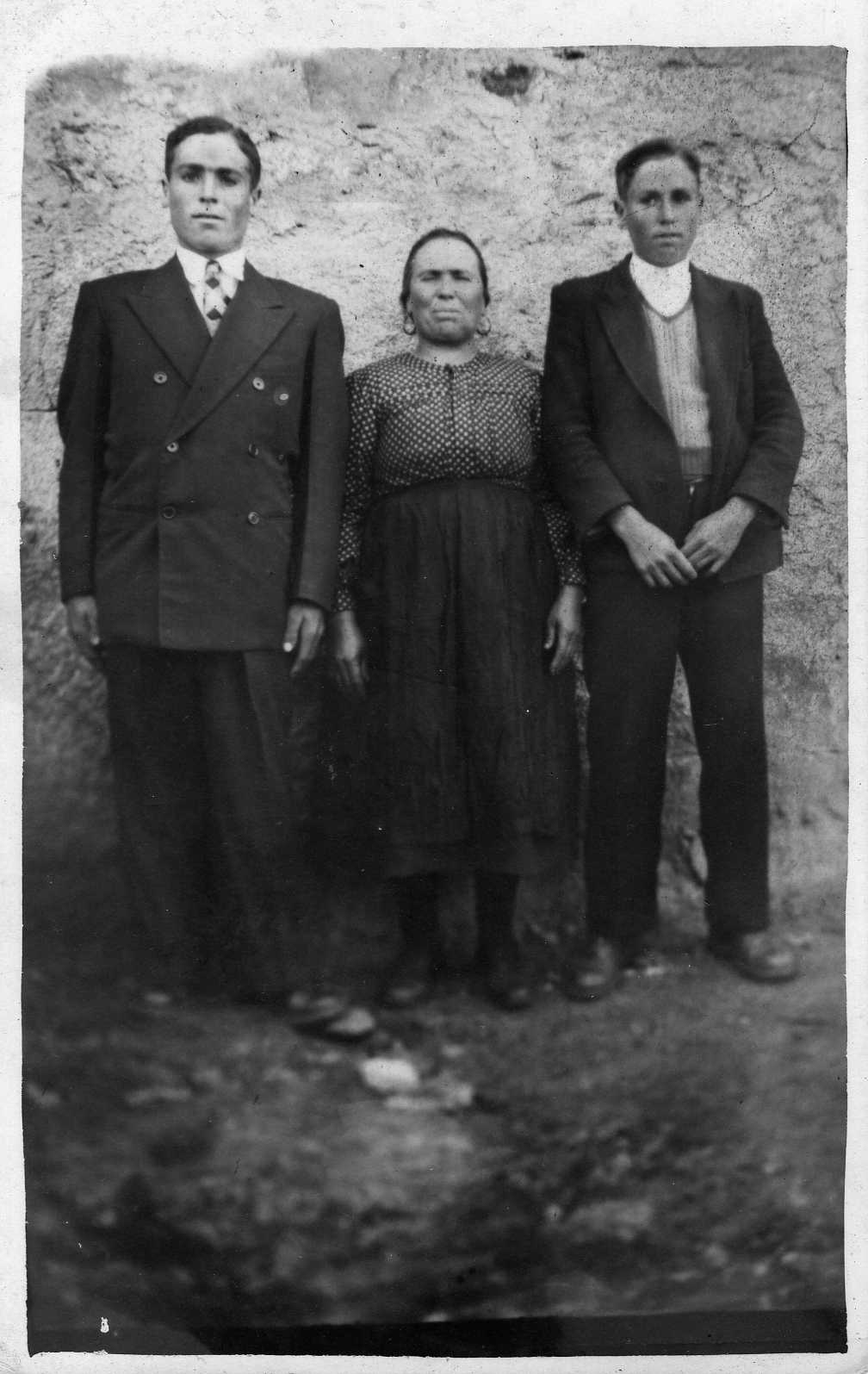 Ti Margarida Xavier (Regina) com seus dois filhos: Manuel de Castro Carção (esquerda) e António de Castro…