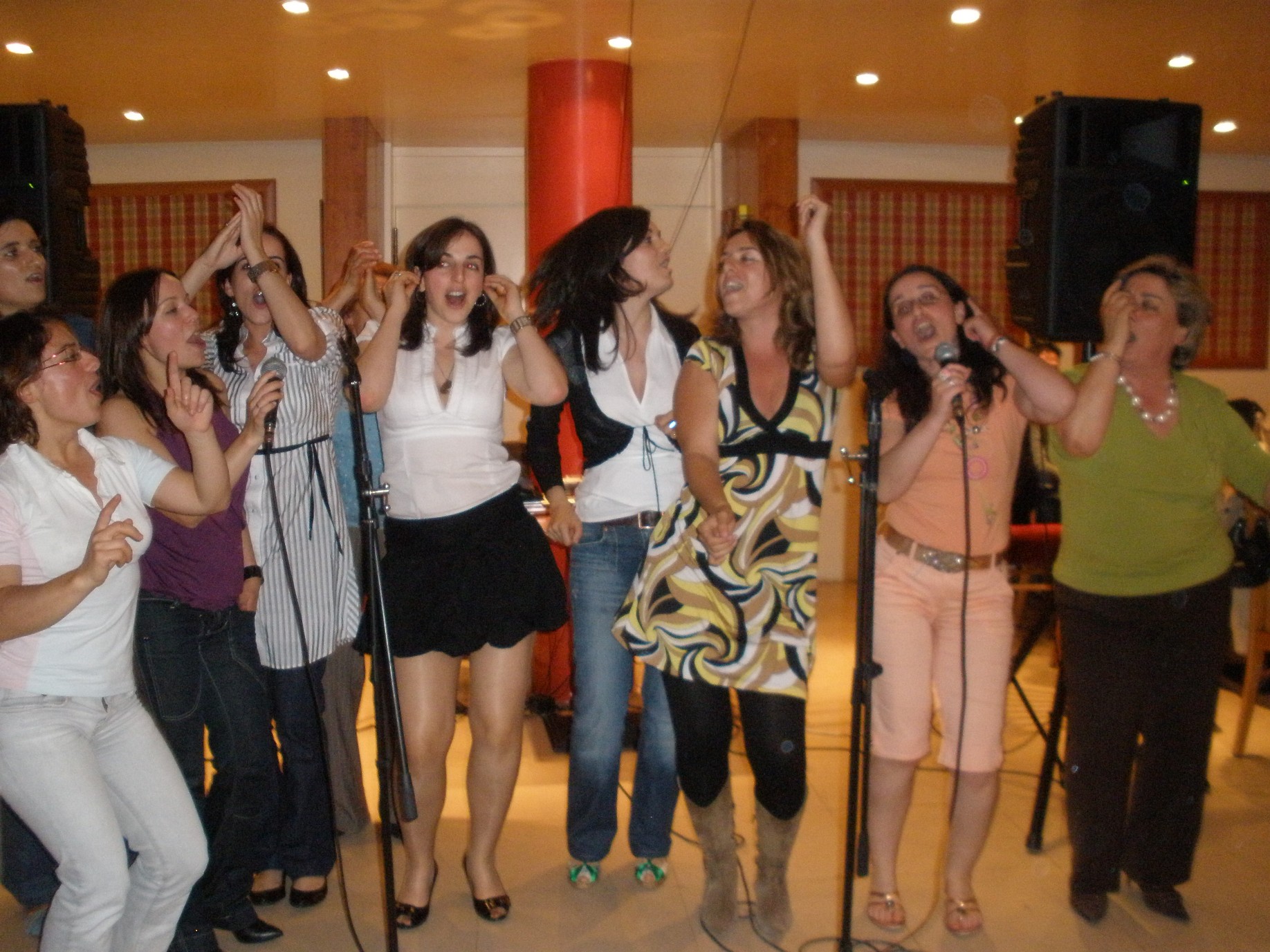 O coro improvisado, mas que animou a festa