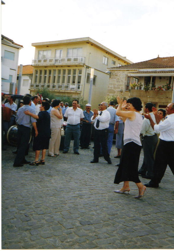 a malta 54 festejando os 50 anos na praca de Sendim dancando musica popolar do Povo como o Repassiado