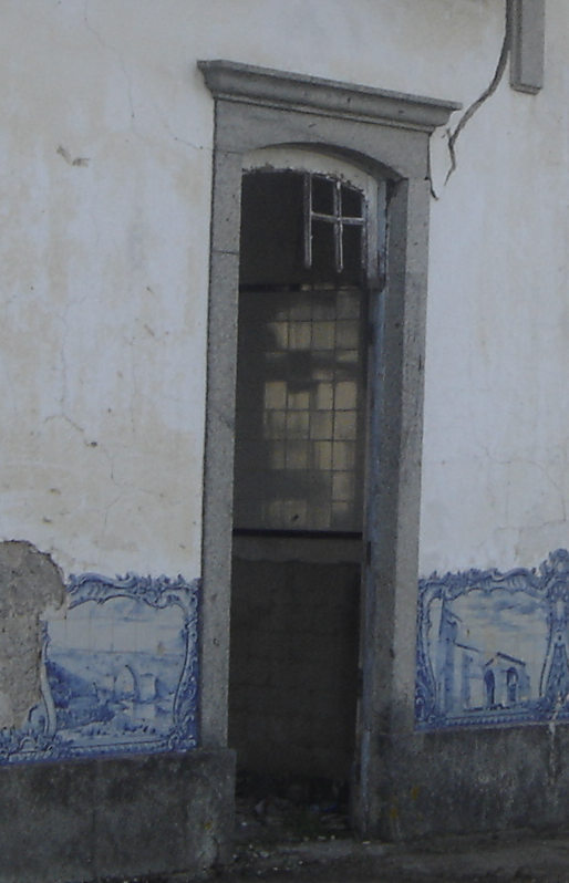 A ber se bedes ua cara na puorta de la staçon. La eiluzon de l reflexo amostramos cousas destas.
