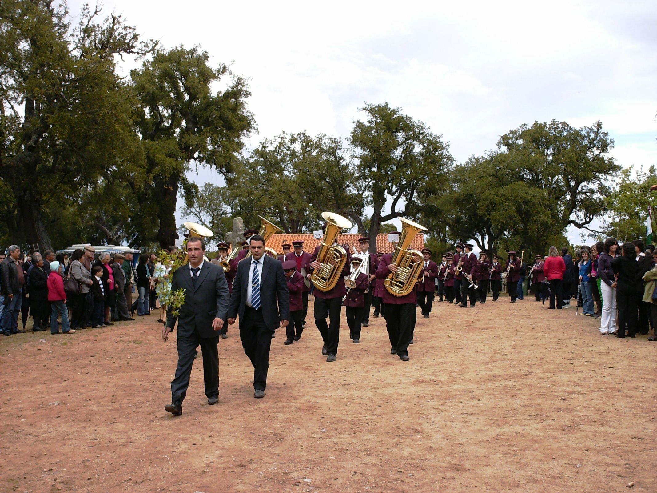 Zéfiro, mordomo da festa à frente da banda de Miranda. Vai pimpão.
