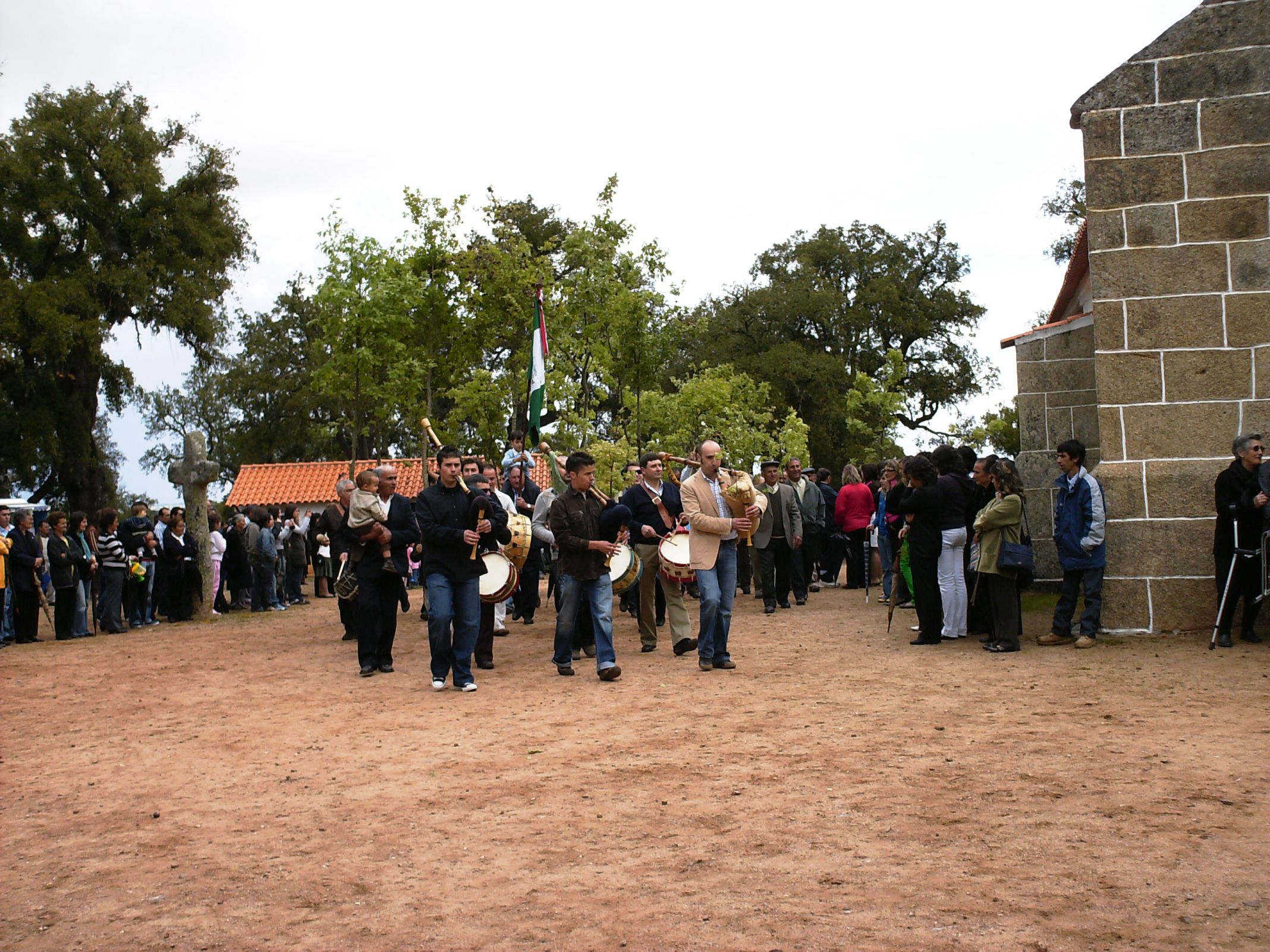 Ronda dos homens de Fonte Aldeia, na festa da Trindade 2008.