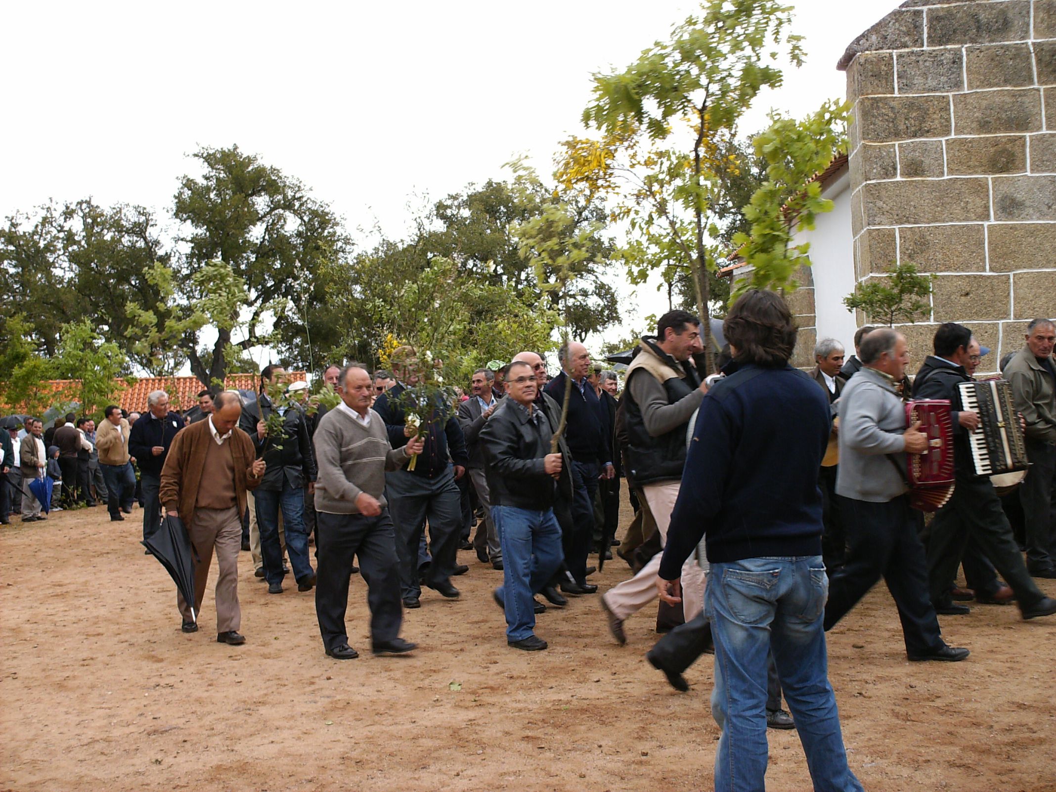 Ronda dos homens de Sendim, com os mordomos da mocidade, na festa da Trindade de 2008.