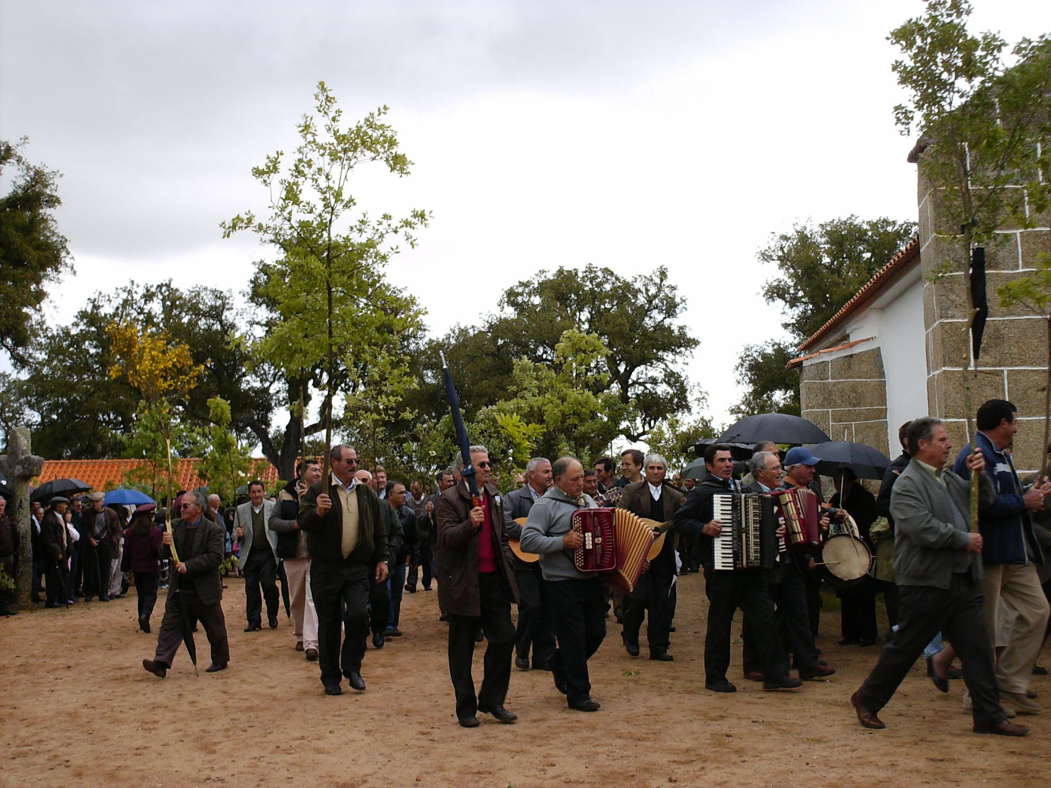 Ronda dos homens de Sendim, com os mordomos da mocidade, na festa da Trindade de 2008.