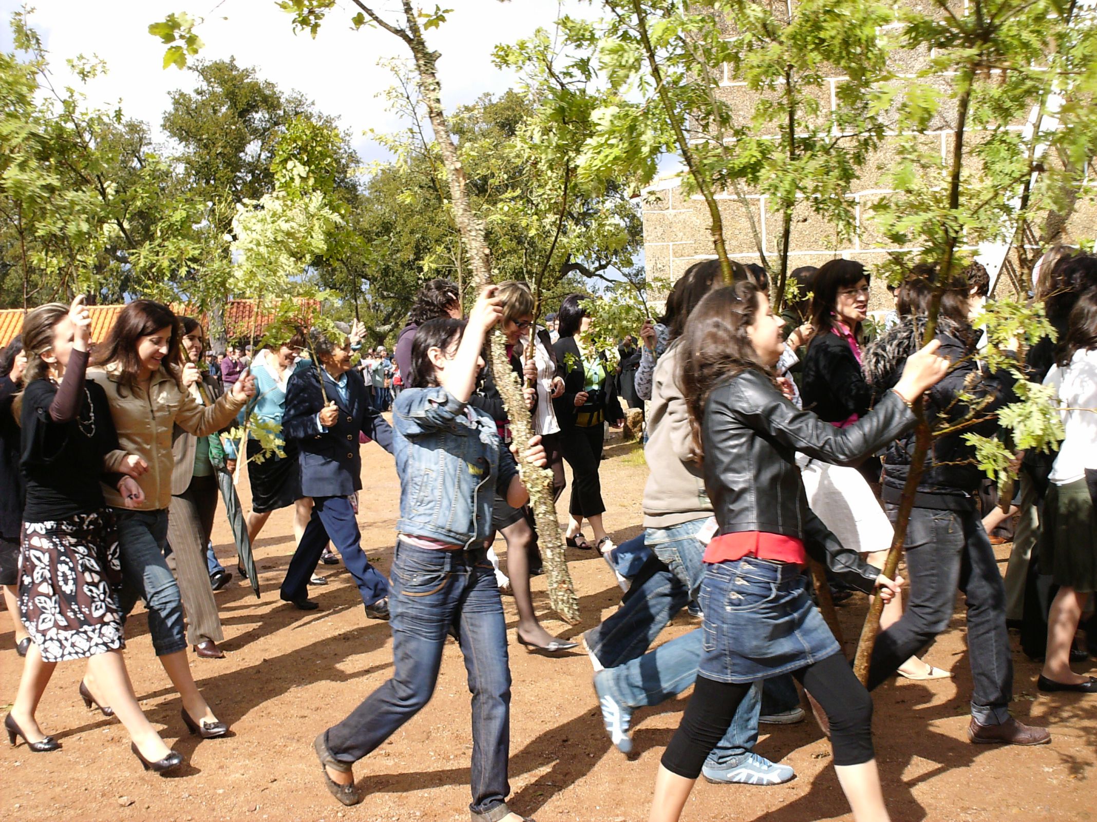 Ronda das mulheres de Fonte Aldeia, na festa da Trindade de 2008.
