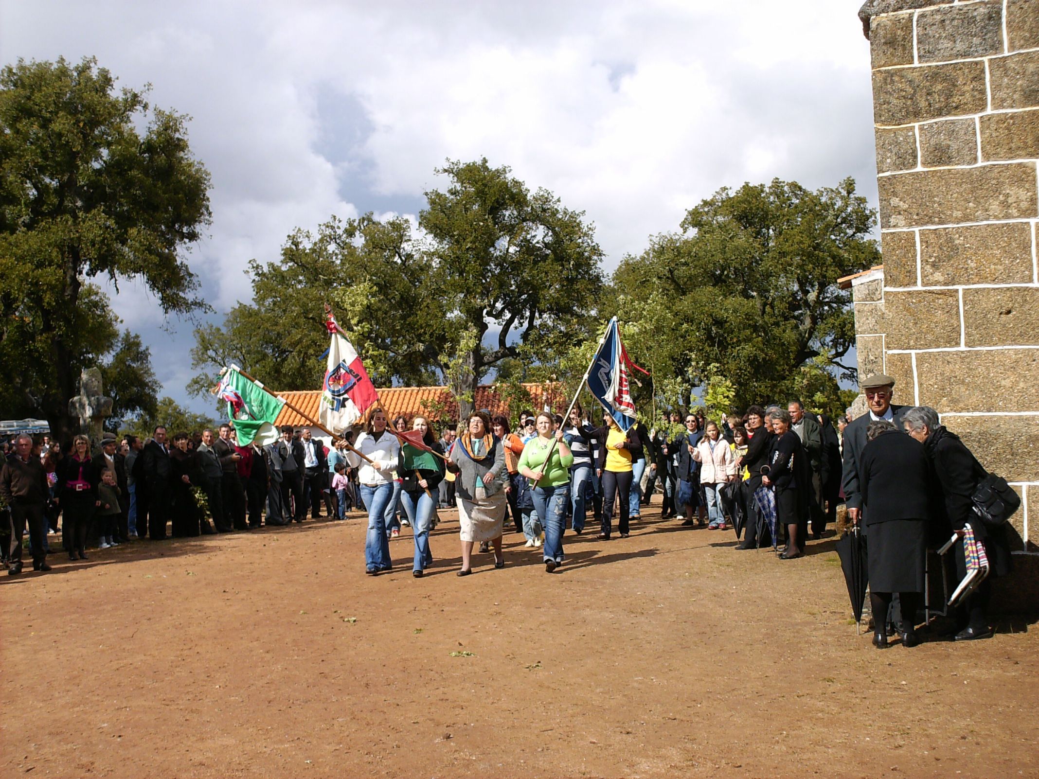 Ronda das mulheres de Sendim, com as mordomas da mocidade, na festa da Trindade 2008.