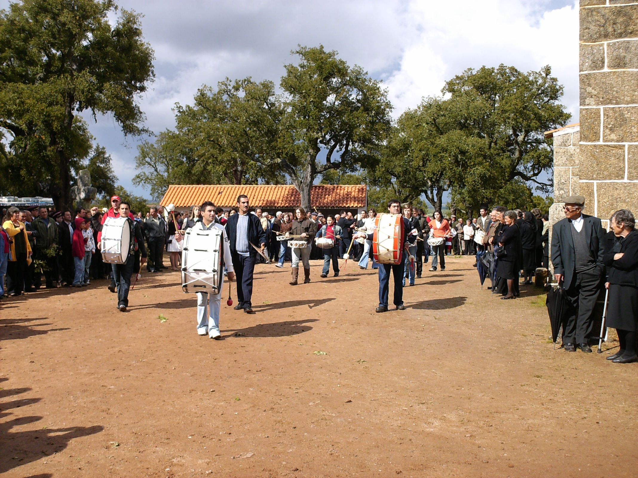 Ronda das mulheres de Sendin, com as mordomas da mocidade, na festa da Trindade de 2008.